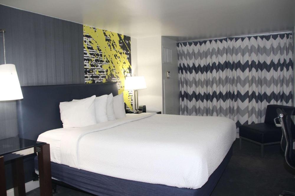 Standard Queen Room - Non-Smoking interior